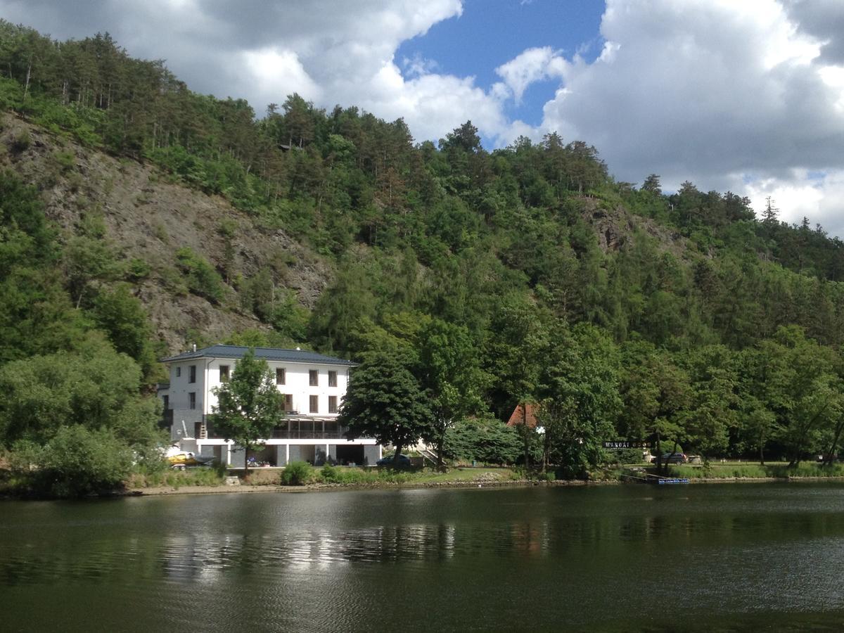 Hotel Mandat Hradistko  Экстерьер фото